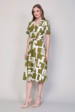 Cargar imagen en el visor de la galería, Vestido cuello v con manga color verde con estampado