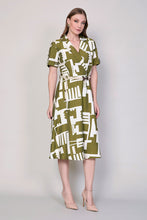 Cargar imagen en el visor de la galería, Vestido cuello v con manga color verde con estampado