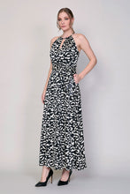Cargar imagen en el visor de la galería, Maxivestido tipo halter estampado color negro con cinturón
