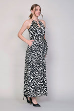 Cargar imagen en el visor de la galería, Maxivestido tipo halter estampado color negro con cinturón