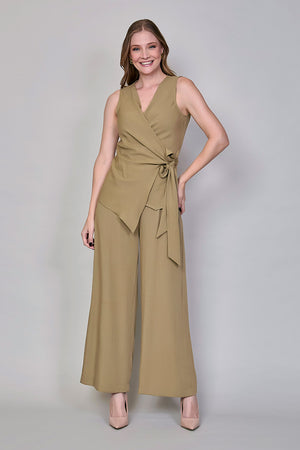 Conjunto café de blusa corte irregular con pantalón
