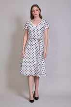 Cargar imagen en el visor de la galería, Vestido blanco casual cuello v con estampado a lunares