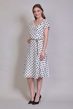 Cargar imagen en el visor de la galería, Vestido blanco casual cuello v con estampado a lunares