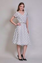 Cargar imagen en el visor de la galería, Vestido blanco casual cuello v con estampado a lunares