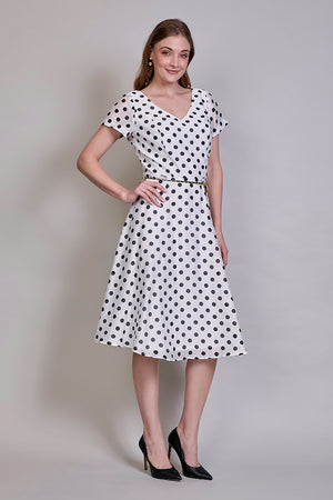 Vestido blanco casual cuello v con estampado a lunares