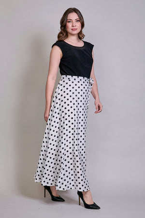 Maxi vestido casual sin manga con falda a lunares