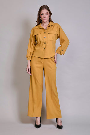 Conjunto mostaza de camisa manga larga con pantalón