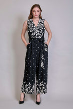 Cargar imagen en el visor de la galería, Jumpsuit negro sin manga estampado floral con lunares