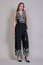 Cargar imagen en el visor de la galería, Jumpsuit negro sin manga estampado floral con lunares