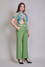 Cargar imagen en el visor de la galería, Conjunto de blusa estampada con pantalón color verde