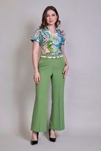 Cargar imagen en el visor de la galería, Conjunto de blusa estampada con pantalón color verde