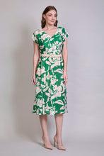Cargar imagen en el visor de la galería, Vestido casual cuello v color verde con estampado