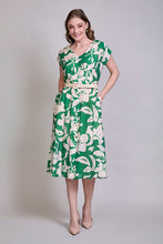 Cargar imagen en el visor de la galería, Vestido casual cuello v color verde con estampado