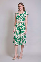 Cargar imagen en el visor de la galería, Vestido casual cuello v color verde con estampado