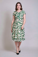 Cargar imagen en el visor de la galería, Vestido elegante con botones color verde con cinturón
