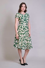 Cargar imagen en el visor de la galería, Vestido elegante con botones color verde con cinturón
