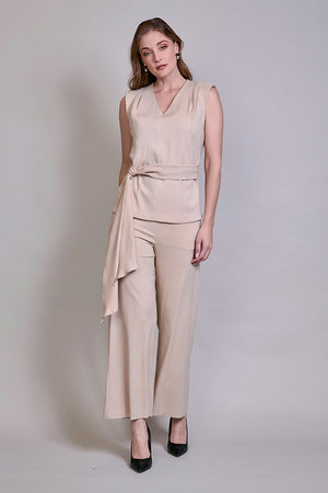 Conjunto color beige de blusa sin manga con pantalón