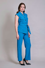 Cargar imagen en el visor de la galería, Conjunto azul de blusa sin manga con cinturón y pantalón