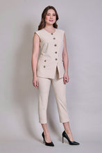 Cargar imagen en el visor de la galería, Conjunto beige de chaleco con botones y pantalón corto