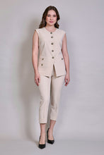 Cargar imagen en el visor de la galería, Conjunto beige de chaleco con botones y pantalón corto