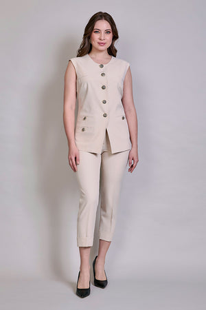 Conjunto beige de chaleco con botones y pantalón corto