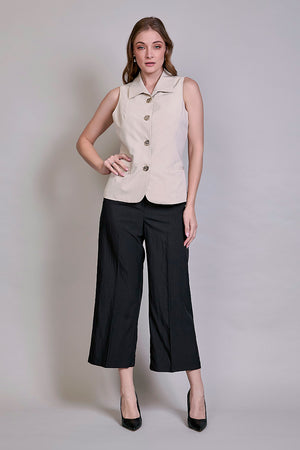 Conjunto de camisa beige sin manga y pantalón negro