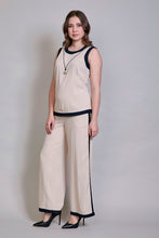Cargar imagen en el visor de la galería, Conjunto beige de blusa ligera sin manga con pantalón