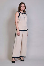 Cargar imagen en el visor de la galería, Conjunto beige de blusa ligera sin manga con pantalón