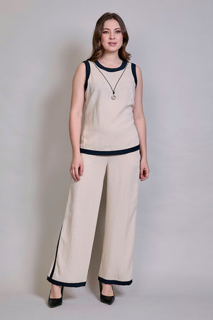 Conjunto beige de blusa ligera sin manga con pantalón
