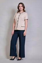Cargar imagen en el visor de la galería, Conjunto beige de blusa manga corta con pantalón azul