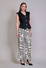 Cargar imagen en el visor de la galería, Conjunto de chaleco negro con pantalón estampado
