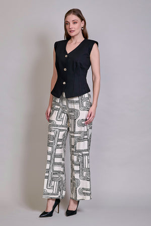 Conjunto de chaleco negro con pantalón estampado