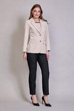 Cargar imagen en el visor de la galería, Conjunto elegante de saco color beige con pantalón negro