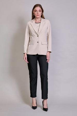 Conjunto elegante de saco color beige con pantalón negro