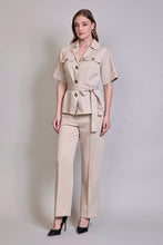 Cargar imagen en el visor de la galería, Conjunto beige de blusa manga corta con cinta y pantalón