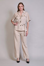 Cargar imagen en el visor de la galería, Conjunto beige de blusa manga corta con cinta y pantalón