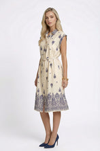 Cargar imagen en el visor de la galería, Vestido camisero casual color beige con estampado azul