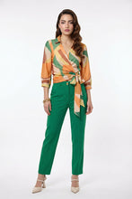 Cargar imagen en el visor de la galería, Conjunto de blusa color naranja con pantalón verde