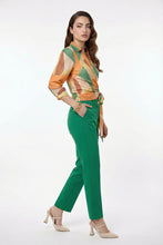 Cargar imagen en el visor de la galería, Conjunto de blusa color naranja con pantalón verde