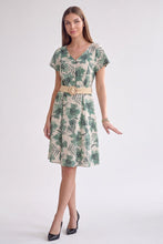 Cargar imagen en el visor de la galería, Vestido casual manga corta color verde con estampado