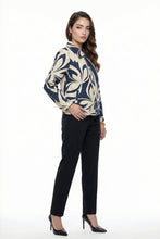 Cargar imagen en el visor de la galería, Conjunto de saco beige estampado, blusa y pantalón azul