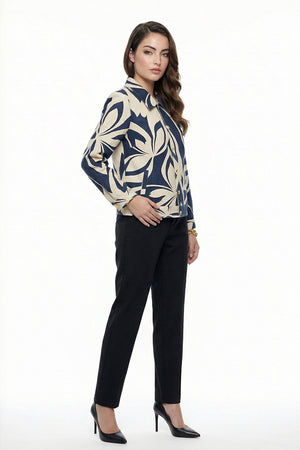 Conjunto de saco beige estampado, blusa y pantalón azul