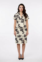Cargar imagen en el visor de la galería, Vestido casual color beige con estampado floral negro