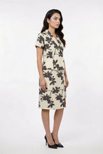 Cargar imagen en el visor de la galería, Vestido casual color beige con estampado floral negro