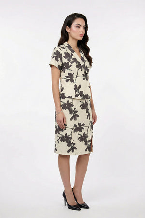 Vestido casual color beige con estampado floral negro