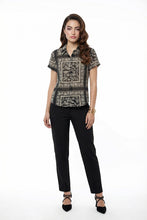 Cargar imagen en el visor de la galería, Conjunto de blusa estampada con pantalón color negro