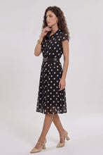 Cargar imagen en el visor de la galería, Vestido negro con lunares tipo camisero con cinturón