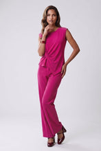 Cargar imagen en el visor de la galería, Conjunto color fiusha de blusa drapeada con pantalón