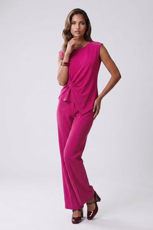 Conjunto color fucsia de blusa drapeada con pantalón