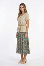 Cargar imagen en el visor de la galería, Conjunto de blusa beige con botones con falda estampada